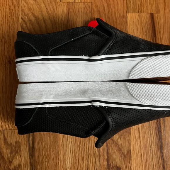 Vans black leather ‘Off The Wall’ slip on sneakers women’s 6.5 NWT - Picture 4 of 15